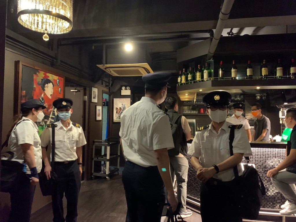 食环署与警方在旺角区采取联合行动，巡查酒吧或酒馆等餐饮处所。