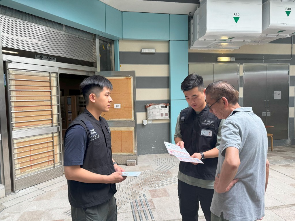 出動入境處宣傳車,在屋苑內派發切勿聘用非法勞工的宣傳單張 出動入境處宣傳車,在屋苑內派發切勿聘用非法勞工的宣傳單張