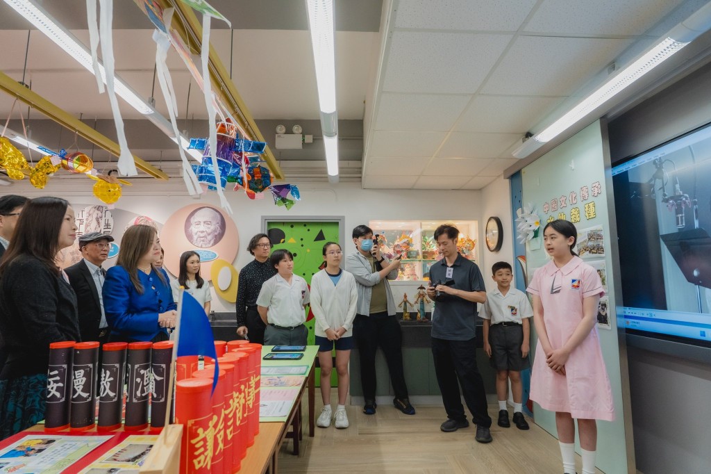 學校還播放同學們錄製的《東方之珠》合唱影片。羅淑佩fb 學校還播放同學們錄製的《東方之珠》合唱影片。羅淑佩fb