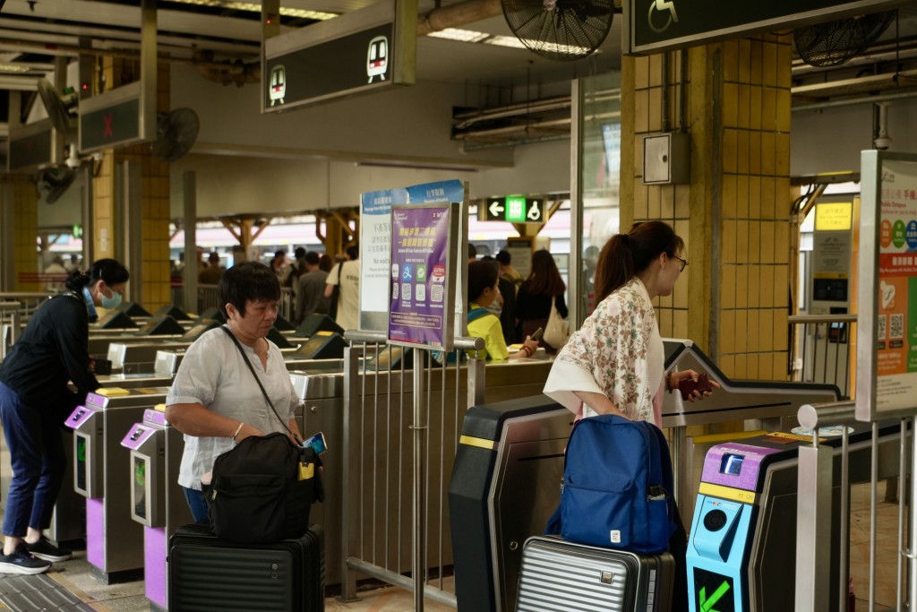 記者於上水站往羅湖及落馬洲方向觀察，不少市民在等候列車北上。劉駿軒攝