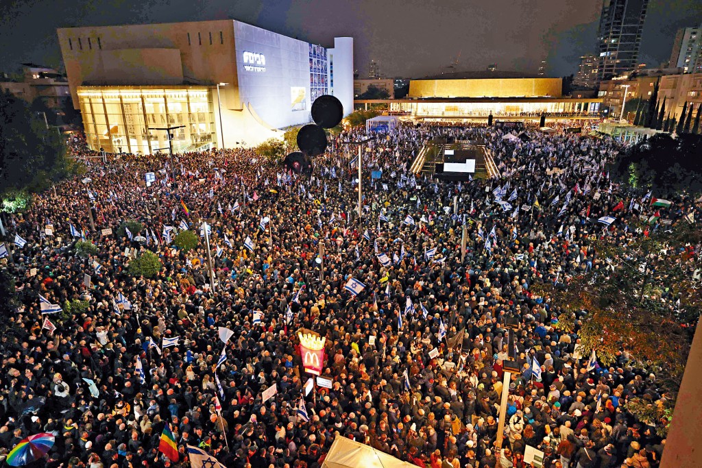 特拉维夫大批民众上街，反对右翼政府的司法改革计画。