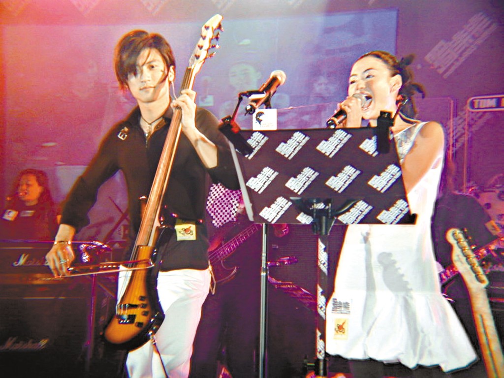 张栢芝与谢霆锋2002年传绯闻。