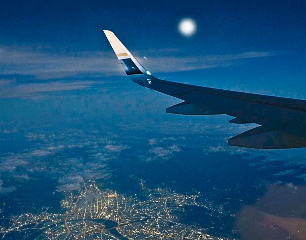 内地推出中秋赏月航班，皎皎明月一路相伴。