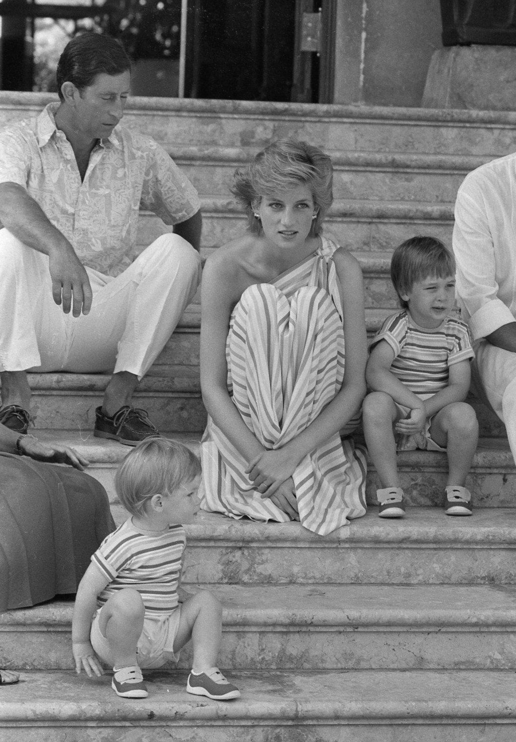 1986年查理斯、戴安娜、威廉與哈里一家在西班牙馬里溫特宮。 美聯社