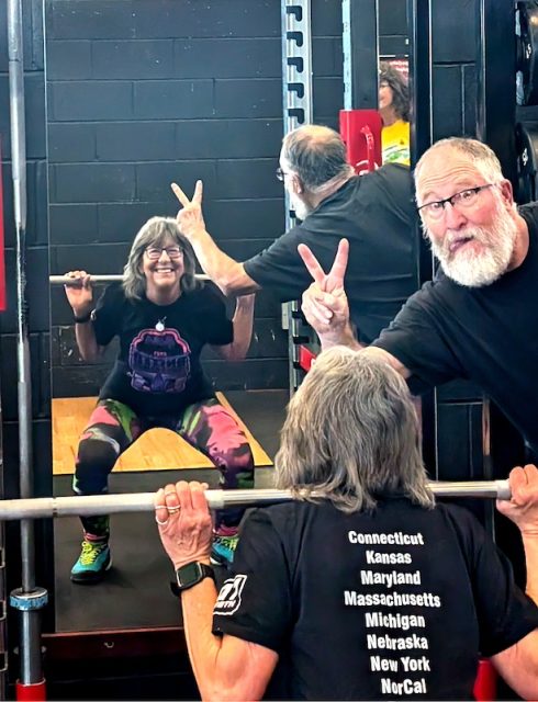 幾年前,第二次物理治療時,她才真正踏進健身房,在那裡她學習了一些基本的舉重技巧。 幾年前,第二次物理治療時,她才真正踏進健身房,在那裡她學習了一些基本的舉重技巧。