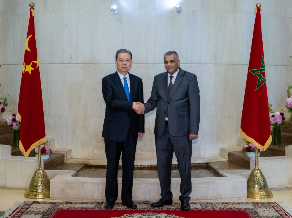 赵乐际在摩洛哥首都拉巴特同摩洛哥代参议长哈宁举行会谈。 新华社