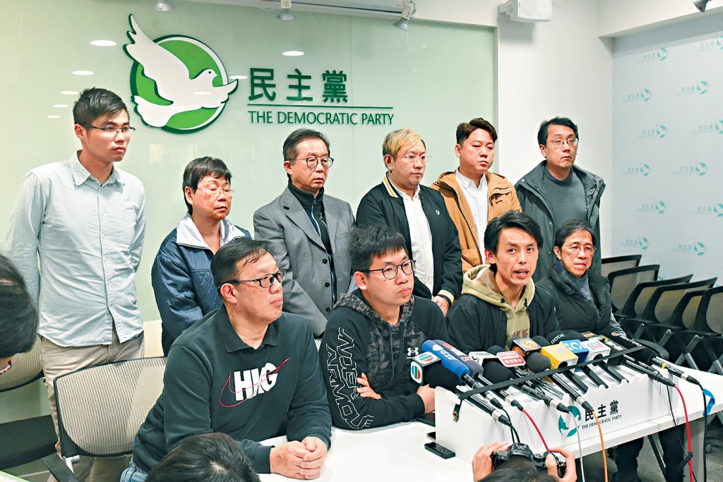 民主黨召開中委會商討未來路向後，黨主席羅健熙（前排右二）會後宣布該黨將展開解散程序。