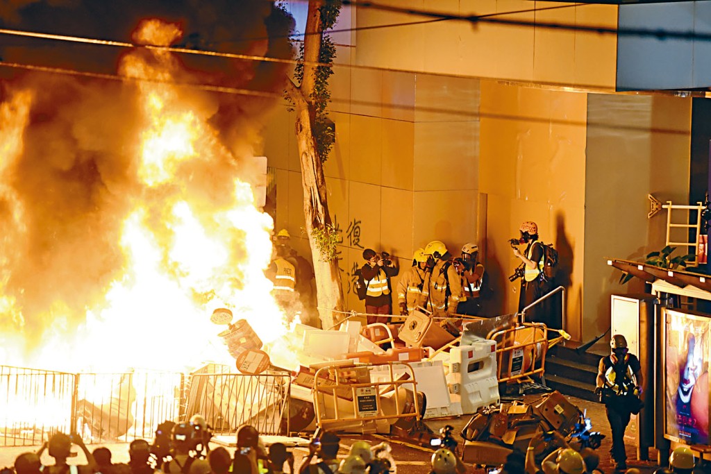 ■去年8.31多區爆發警民衝突，其中警察總部有示威者縱火。