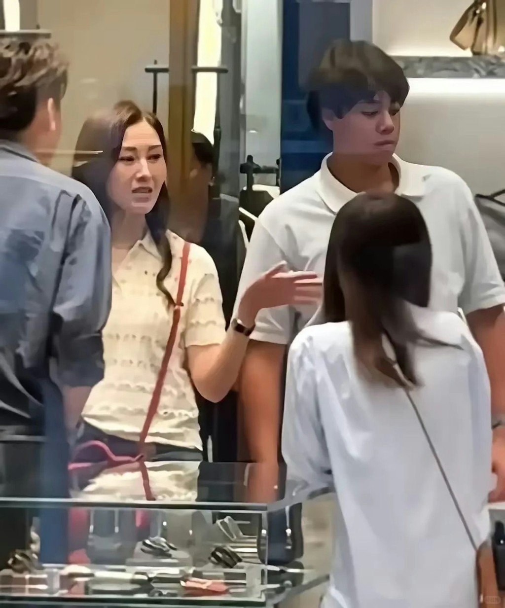 李嘉欣與兒子齊齊行名店。