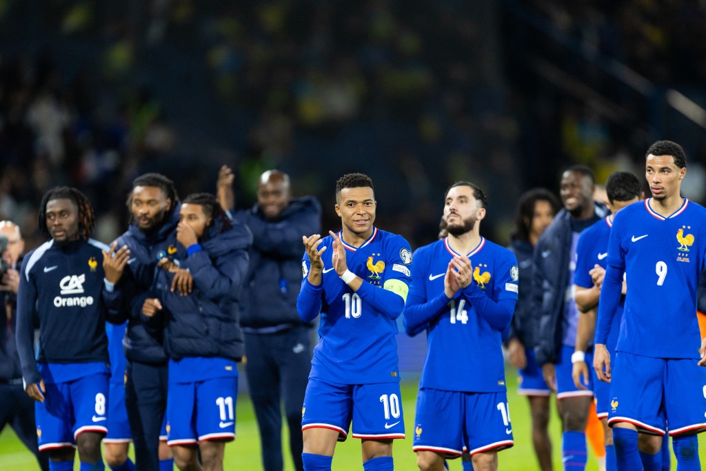 2025年11月法国国家队庆祝在欧洲D组战胜乌克兰。法新社