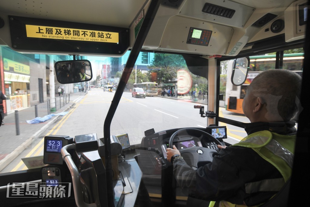 双层电动巴士今日（4日）起会投放至过海路线112线，拓展服务范围至香港岛。何君健摄
