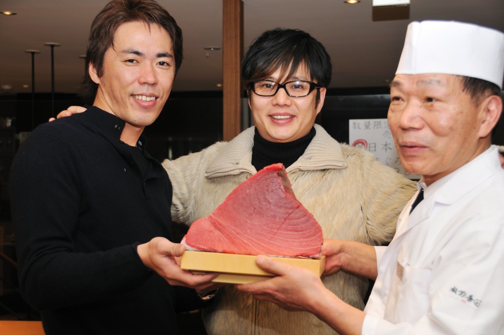 2008年1月郑威涛（中）以43万港元，于筑地市场投得有「日本一」之称的蓝鳍吞拿鱼，成为香港第一人。