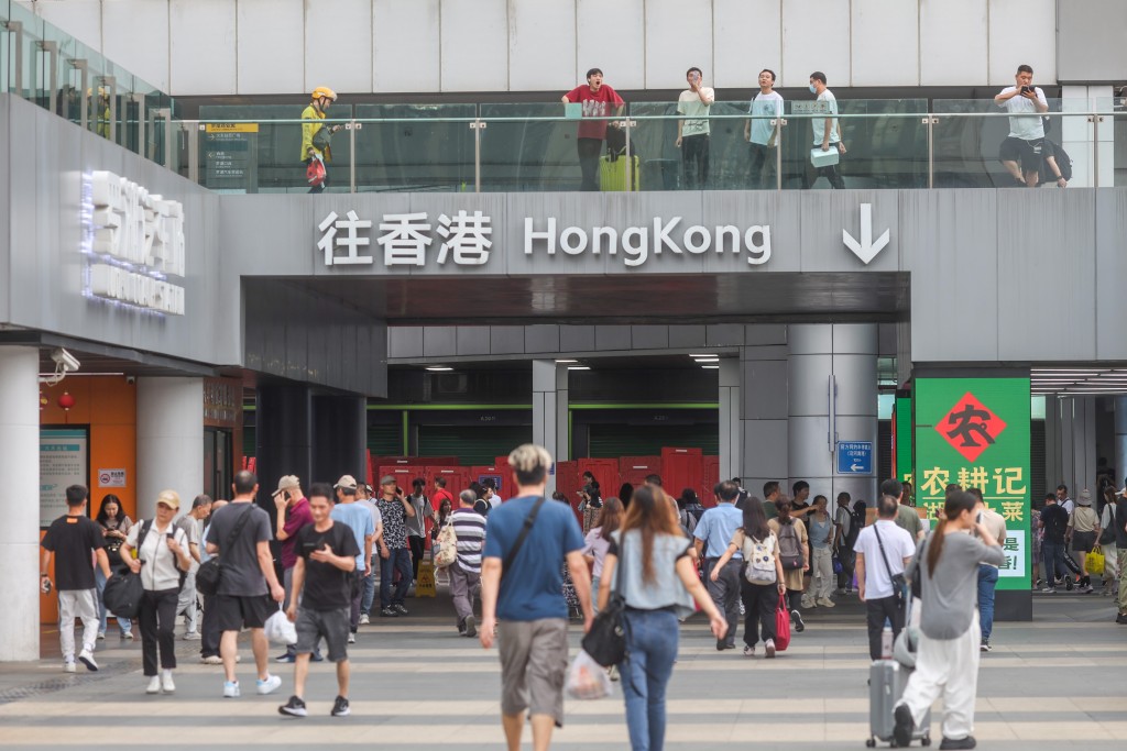 入境處預計農曆新年假期期間，將有超過950萬人次經各陸路邊境管制站進出香港。資料圖片