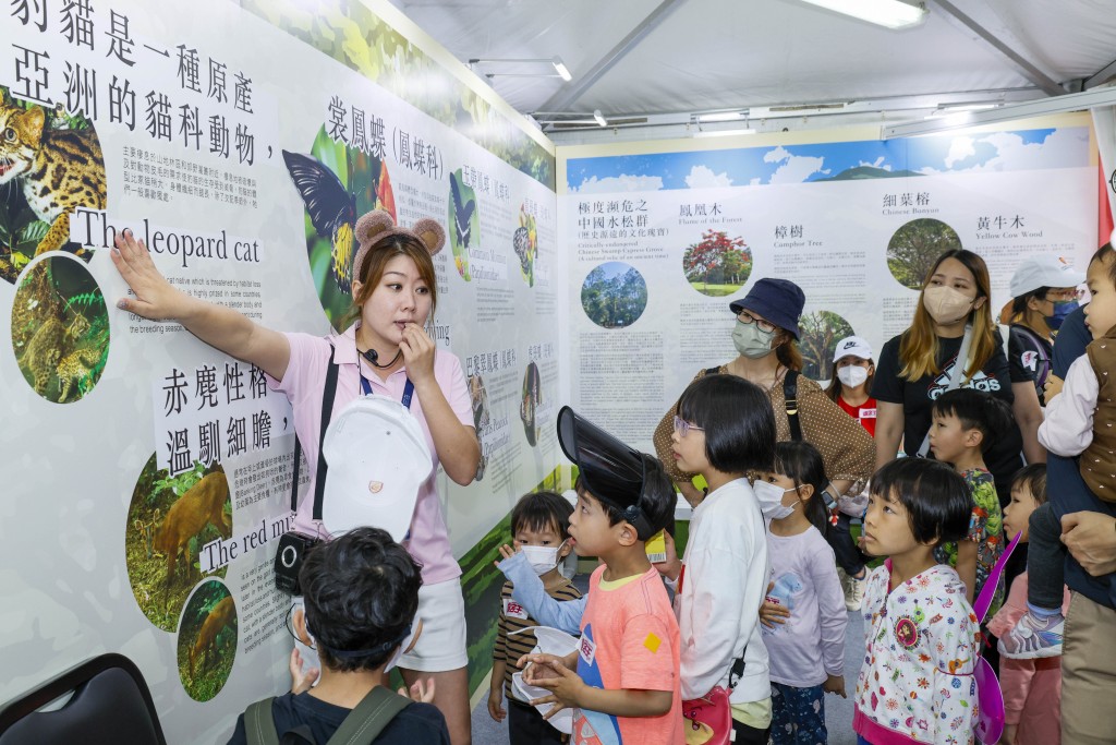 由导赏员介绍球场的历史和生态，包括法定古迹、非常稀有的中国水松、蝴蝶和珍贵动物。（摄：陈极彰）