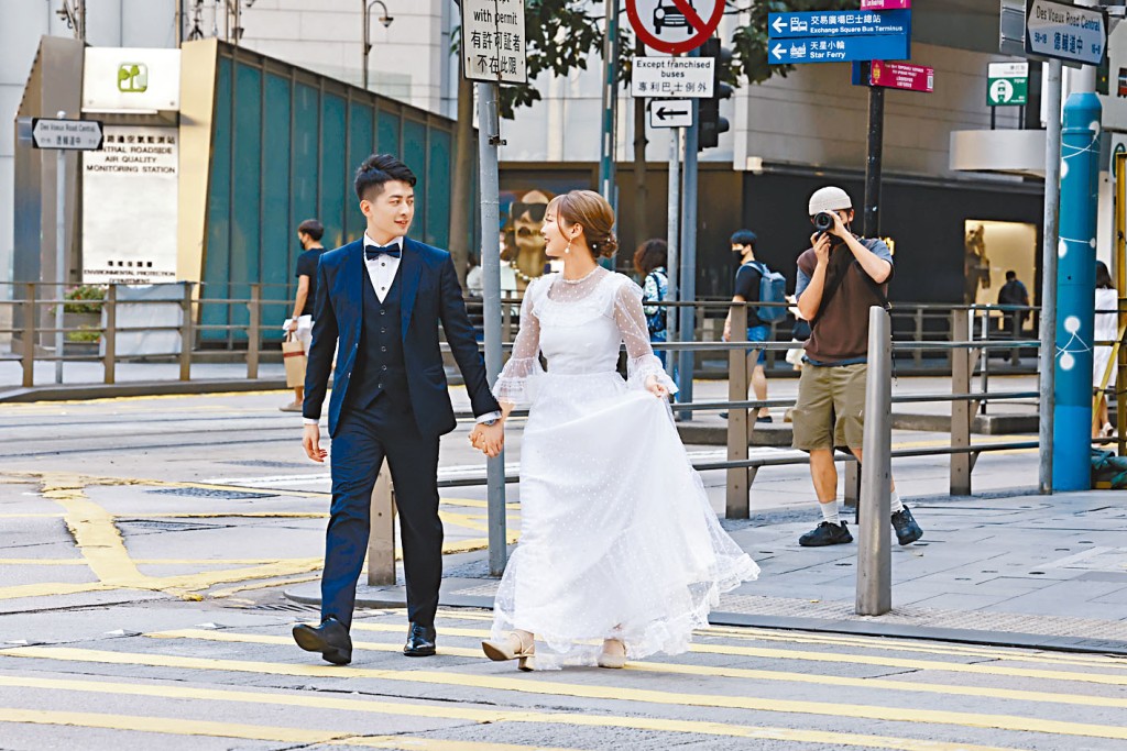 疫情放緩,一雙新人在中環取景拍婚紗照。