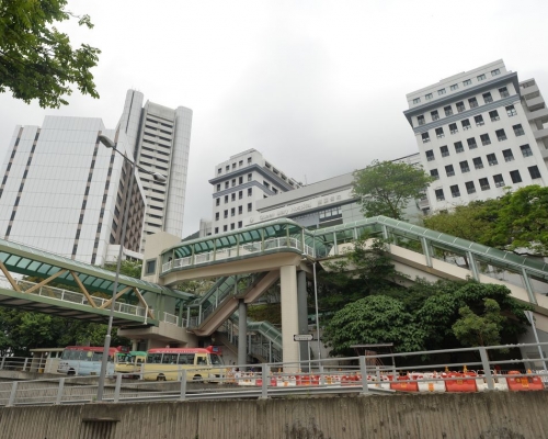 老翁由救護車送往瑪麗醫院搶救。資料圖片