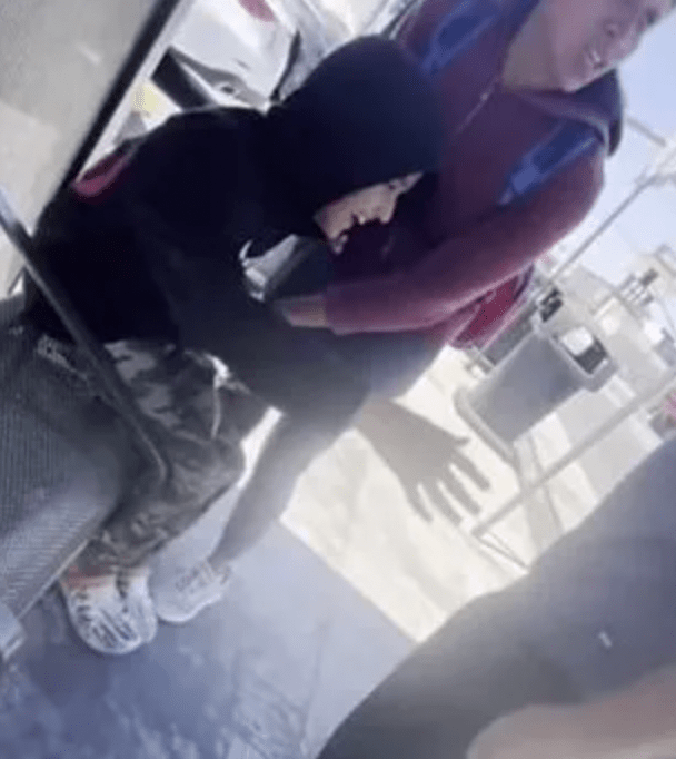 莫拉萊斯的姊姊代弟弟向平治車主猛賠不是,但對方充耳不聞,依舊怒氣沖沖。 莫拉萊斯的姊姊代弟弟向平治車主猛賠不是,但對方充耳不聞,依舊怒氣沖沖。