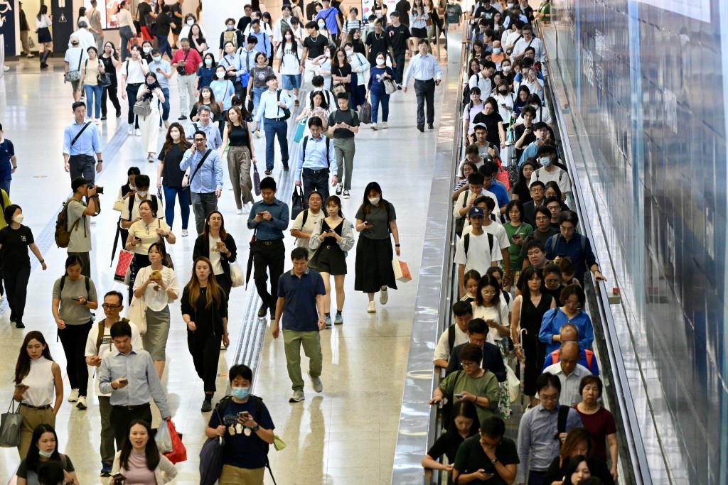 打少人趕坐港鐵回家。
