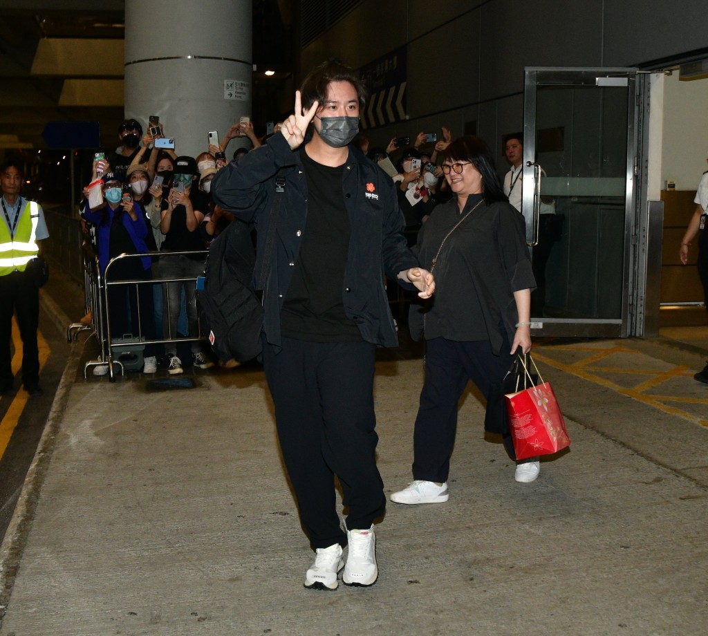 姜濤露額現身香港機場。