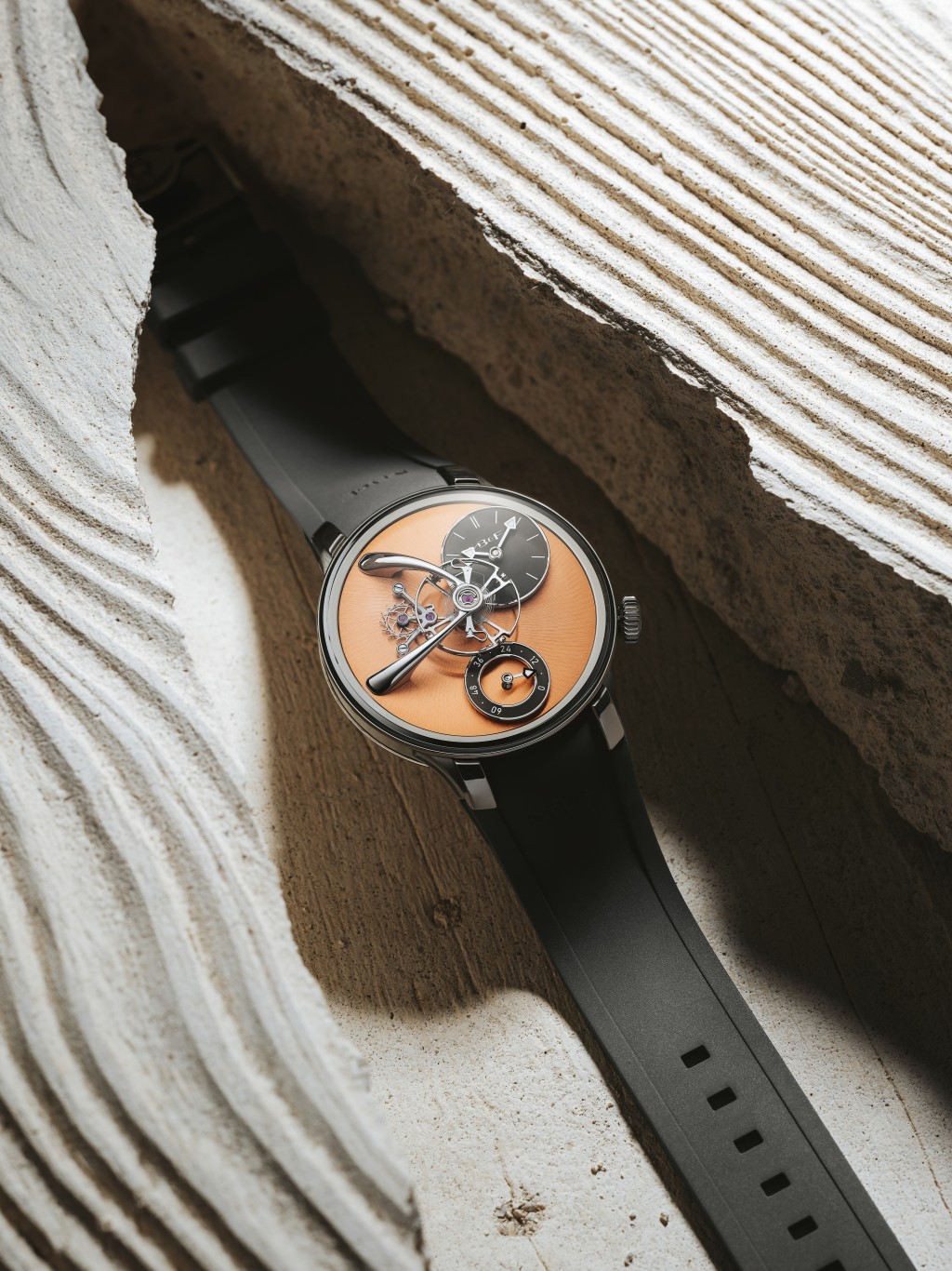 MB&F LM101 EVO三文魚色版本，錶殼：40mm鈦金屬/ 機芯：手上鏈/ 售價：62,000瑞郎。