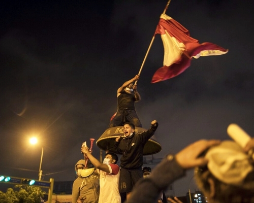 数以千计民众周四在首都利马与多个城市上街示威，反对国会弹劾总统比斯卡拉。AP图片