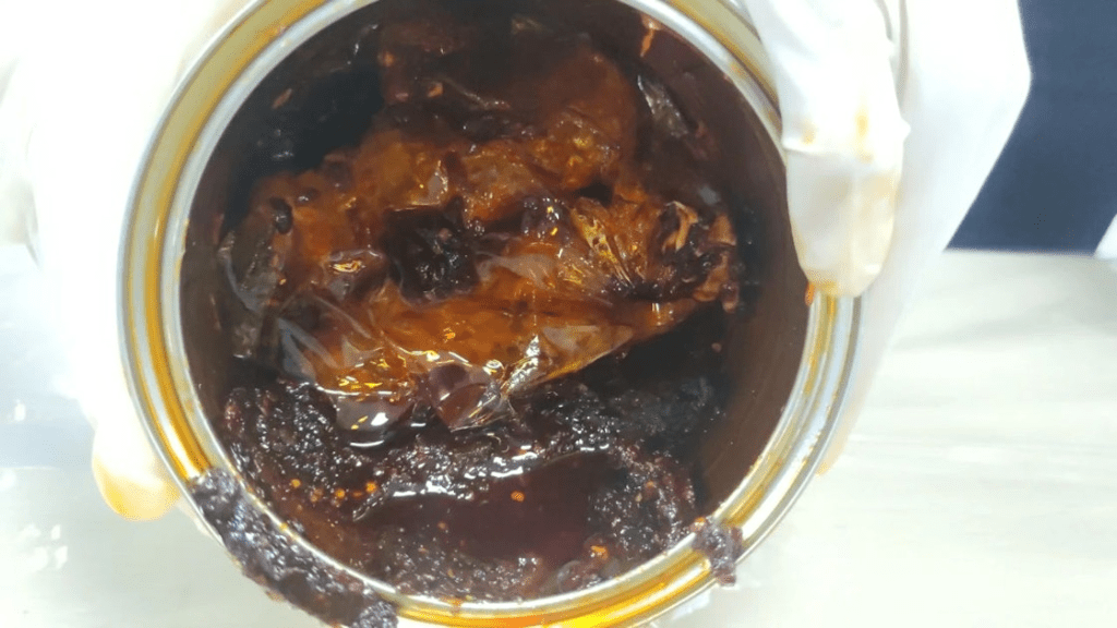 海關發現罐頭內有密封包裝的異物。 海關發現罐頭內有密封包裝的異物。