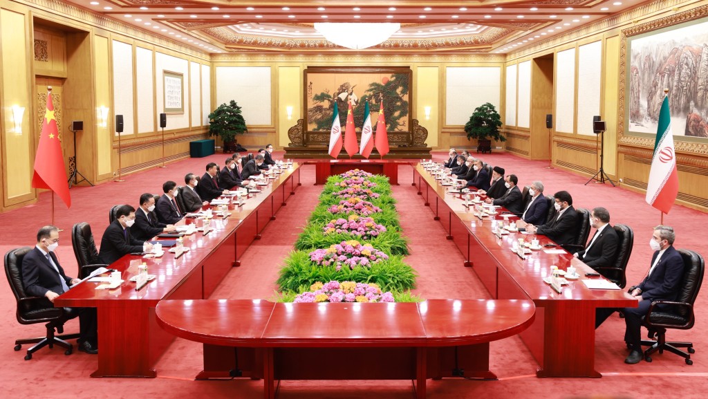 2023年2月14日，國家主席習近平在北京人民大會堂與伊朗總統萊希舉行會談。 中新社