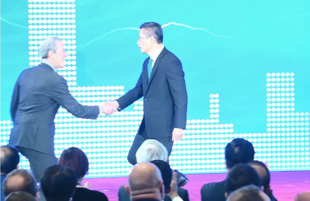陳茂波致辭後與另一演講嘉賓握手。