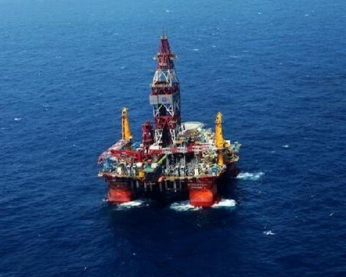 中国在东海日中中间线附近开采油气田。网图