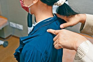 【舒緩頸肩臂痛及醒腦】‧肩井穴： 肩上，前直乳中，大椎與肩峰端連線的中點處。功效： 利肩臂、平氣逆，還可下乳及催產。（進行以上穴位按摩前先諮詢醫師意見。）