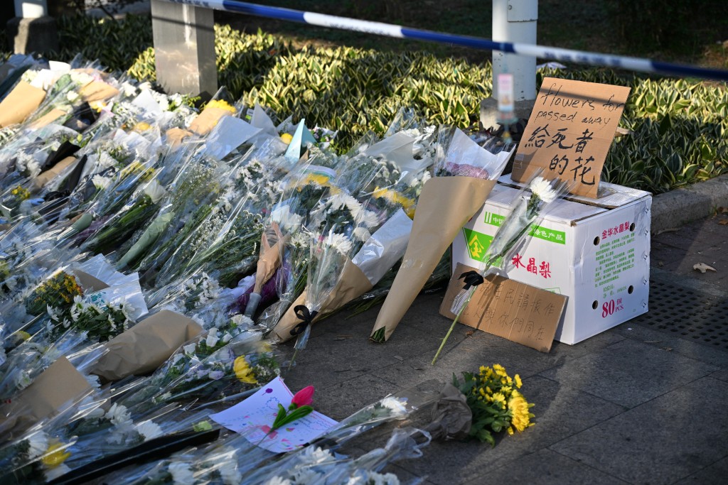 巿民向死难者献花。资料图片