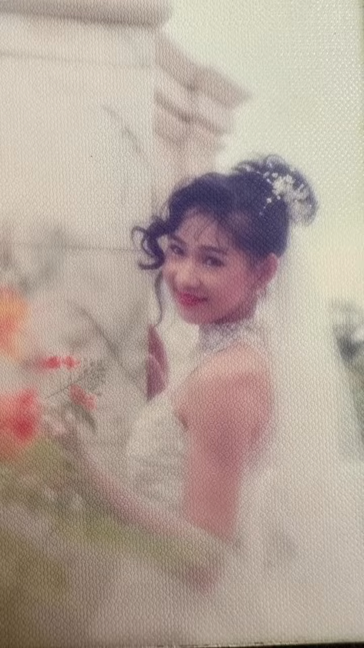 林妈妈的几张婚纱照。