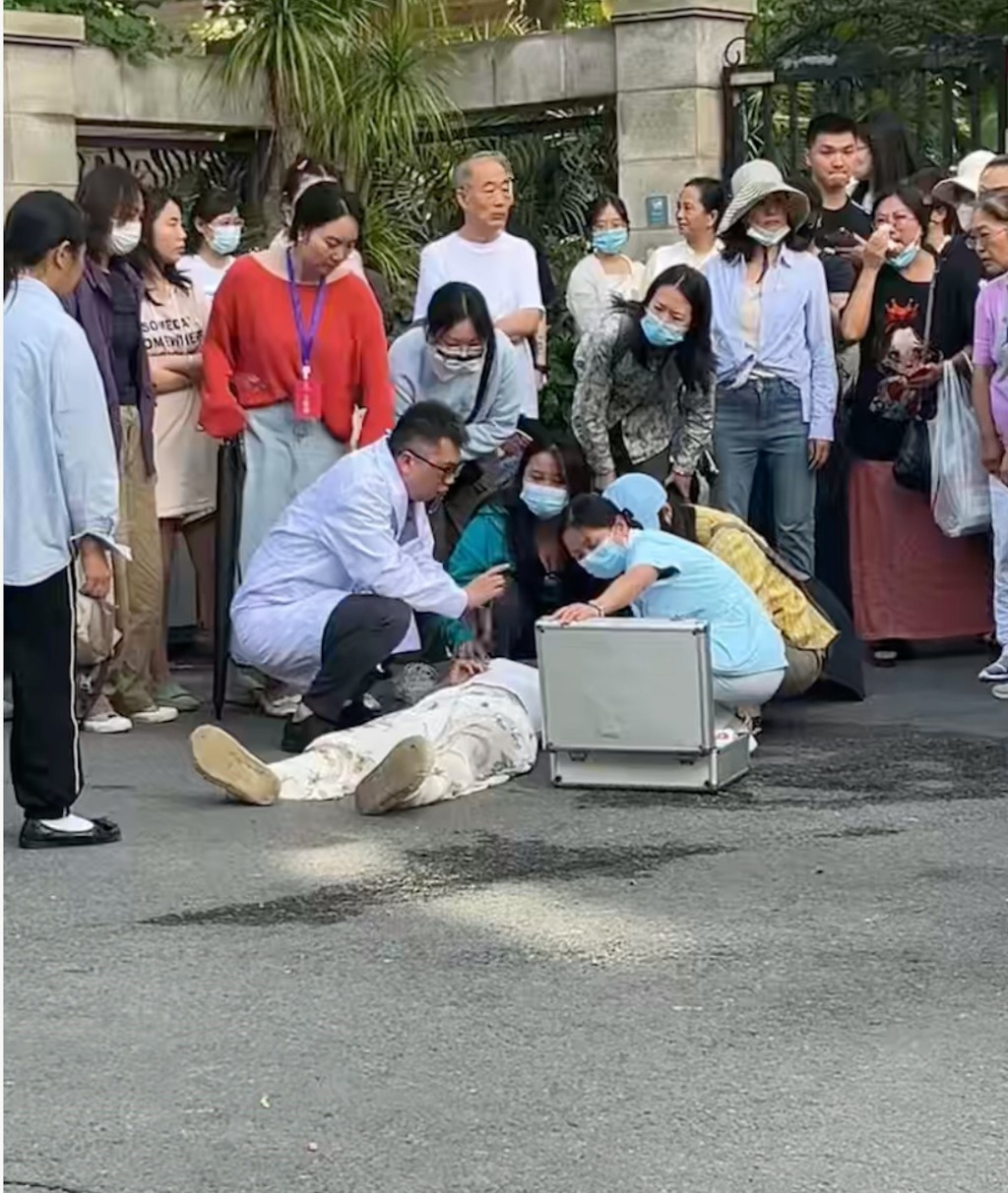 動保人士在「打包哥」家外通宵示威,演變成警民衝突。影片截圖 動保人士在「打包哥」家外通宵示威,演變成警民衝突。影片截圖
