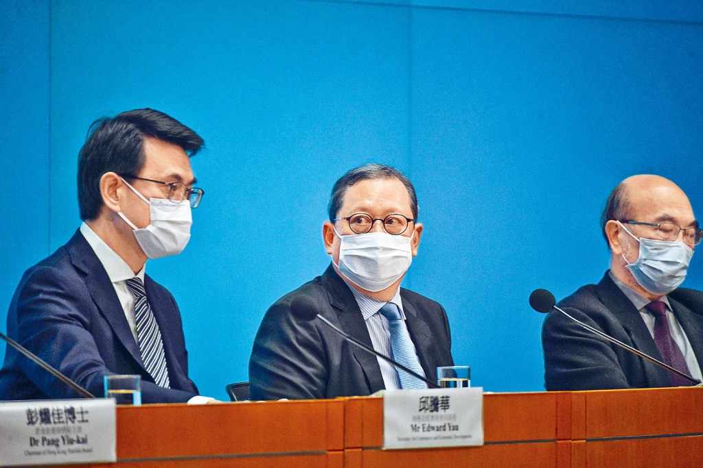 ■商务及经济发展局局长邱腾华(左)表示，现时制订经贸策略时，需要「两条腿走路」。