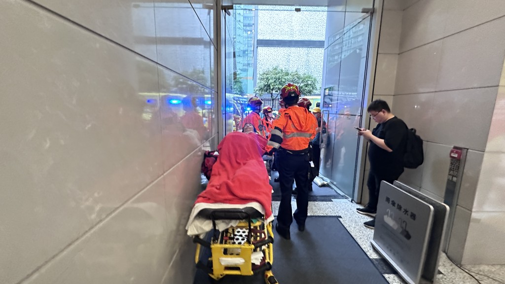 多名傷者分別由救護車送院。 多名傷者分別由救護車送院。