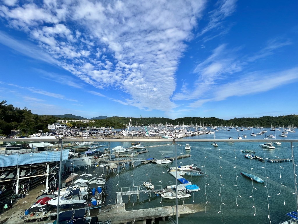 The Pier Hotel面向一望無際的白沙灣海景，主打簡約休閒的度假風設計