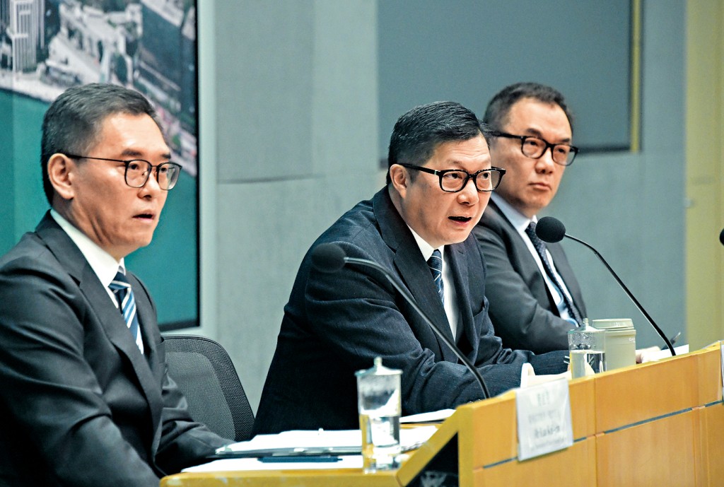 保安局局長鄧炳強（中）表明，市民應避免與指明潛逃者有任何金錢或財務上的瓜葛。