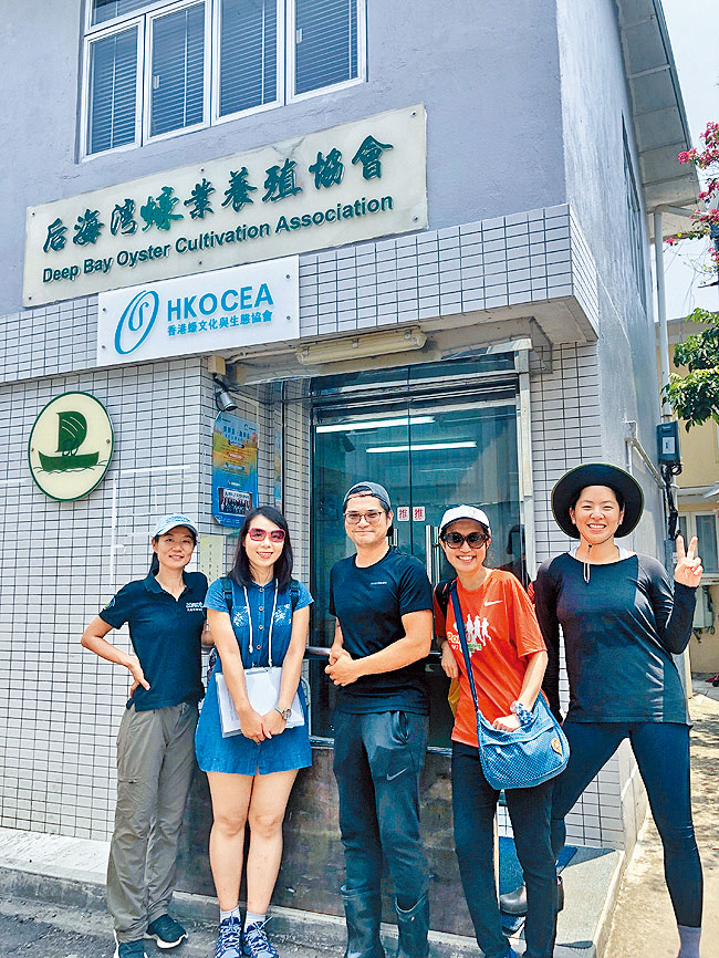 筆者（右一）於后海灣拍攝蠔礁前，與陳樹鋒（中）、大自然保護協會及呂獎同事合照。