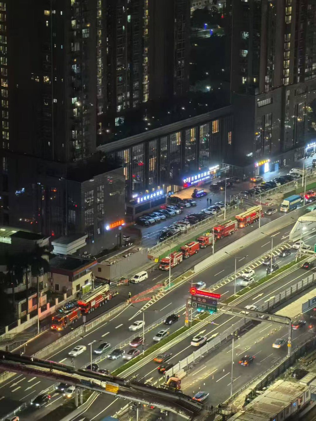 網民拍攝到大批深圳消防在蓮塘口岸外集結,疑準備來港協助求火。FB@關你車事 網民拍攝到大批深圳消防在蓮塘口岸外集結,疑準備來港協助求火。FB@關你車事