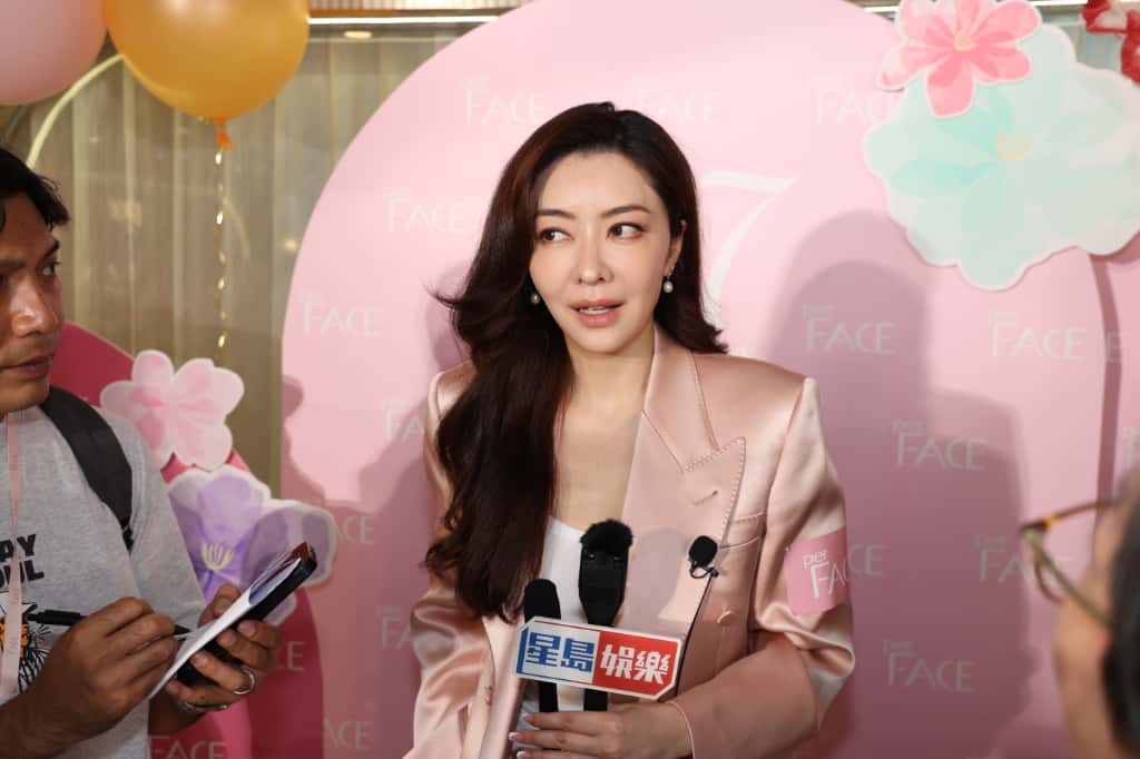 熊黛林明言做言家庭主婦好悶。 熊黛林明言做言家庭主婦好悶。