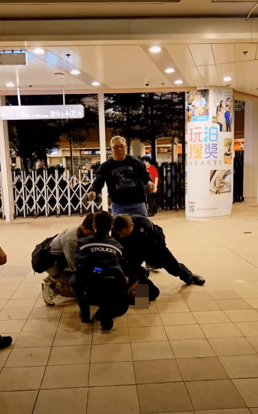 警員其後到場,將黑衫男子按在地上調查。facebook群組「Hong Kong Friends」 警員其後到場,將黑衫男子按在地上調查。facebook群組「Hong Kong Friends」