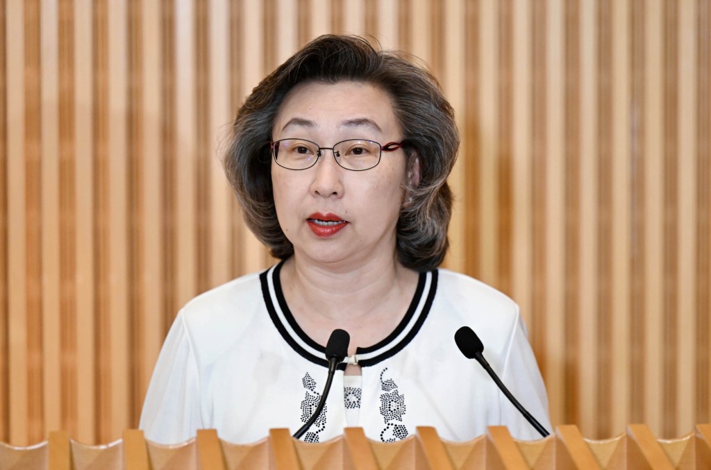楊何蓓茵強調,公務員加薪並沒有一條絕對的加減方程式,會基於六大因素作考慮。資料圖片 楊何蓓茵強調,公務員加薪並沒有一條絕對的加減方程式,會基於六大因素作考慮。資料圖片