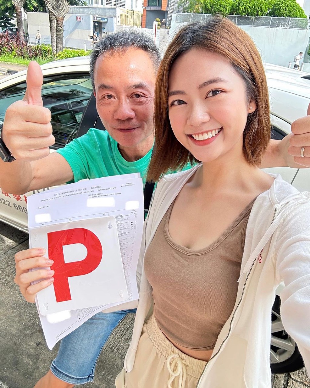 游嘉欣早前成功考車牌，網民見到她與師傅的合照後明白成功的原因。