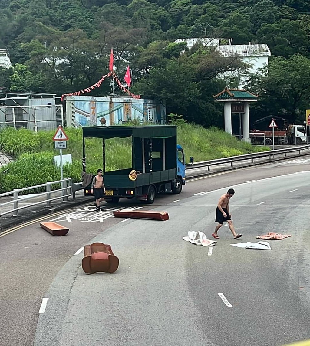 荃湾三栋屋村对开发生棺材飞出车外事件。fb：车cam L（香港群组）