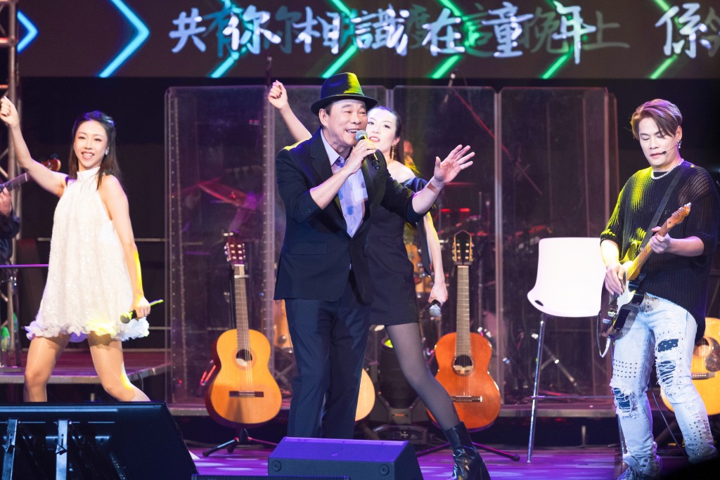 胞弟區瑞明（Alvin）上台與Albert獻唱親情歌曲。