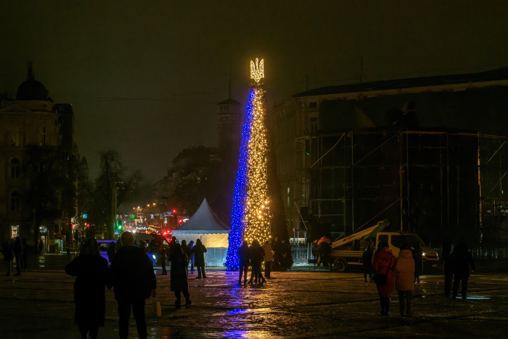 烏克蘭首都基輔市政府周一（19日）為豎立在市中心的一棵巨型聖誕樹舉行亮燈儀式。路透