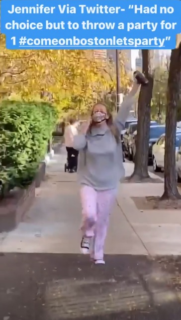 珍妮花穿着睡衣，在街頭跳舞慶祝。