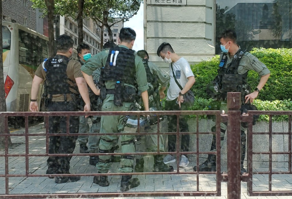 警方截查可疑人士。
