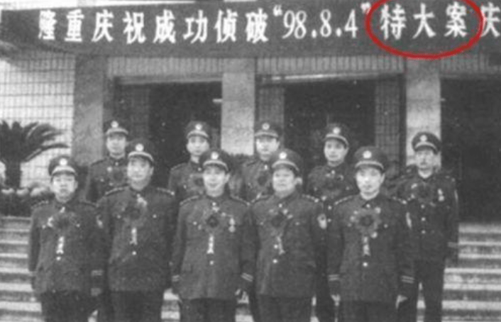 警方慶祝偵破案件。 警方慶祝偵破案件。