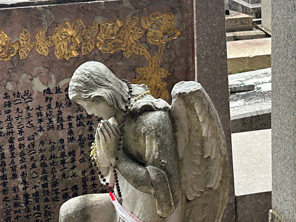 林黛墳墓上的天使像。曾志恆攝 林黛墳墓上的天使像。曾志恆攝